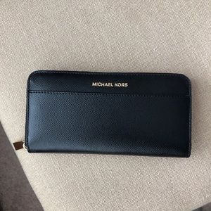 Michael Kors jet set wallet NWT